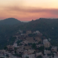 Ο καπνός από την φωτιά μεταξύ των χωριών Λάερμα και Απόλλωνα όπως φαινόταν σήμερα από την Ψίνθο.